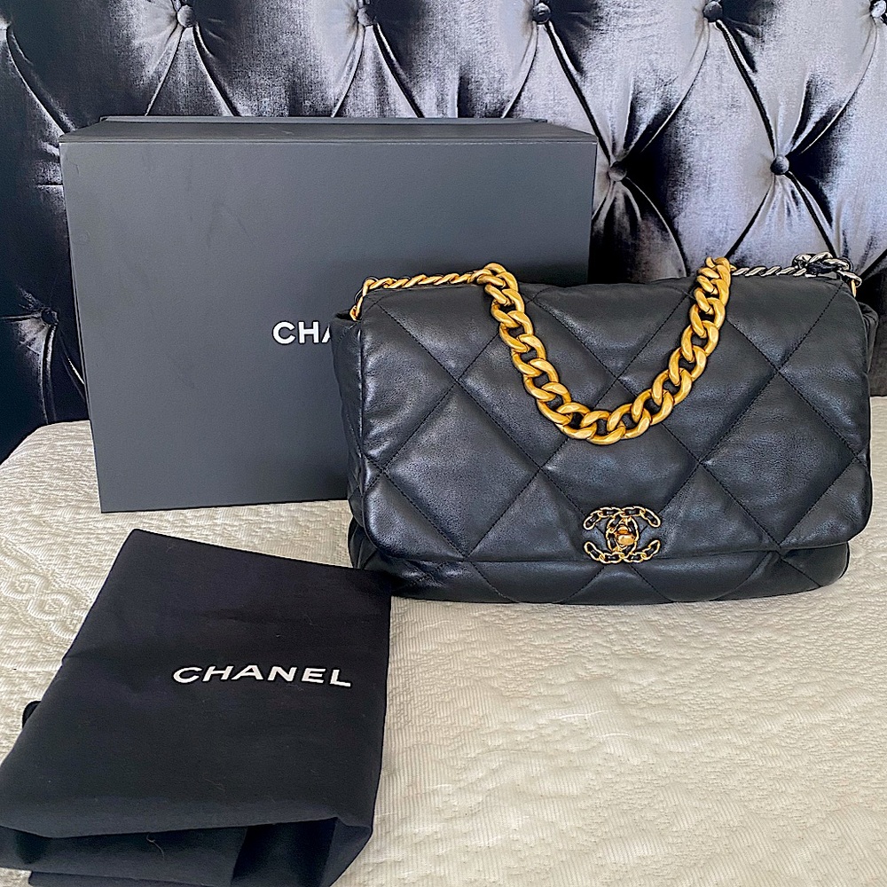 2021 Chanel 19 maxi goatskin shoulder handbag